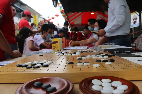 Georgetaon Malaysia Σεπτεμβρίου 2020 Μασκοφόροι Που Παίζουν Κινέζικο Game Weiqi — Φωτογραφία Αρχείου