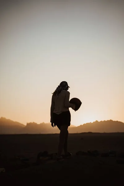 Die Silhouette Einer Person Mit Einem Schal Den Kopf Die — Stockfoto