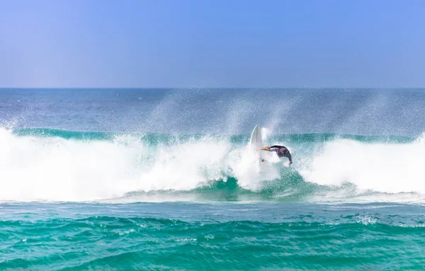 Surfista Fazer Truques Dominar Ondas Oceano — Fotografia de Stock