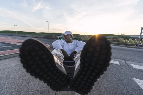 Een Close Shot Van Een Zwarte Jonge Man Zittend Winkelwagen — Stockfoto