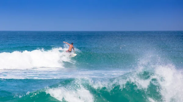 Male Surfer Doing Tricks Taking Waves Ocean — Stock Photo, Image