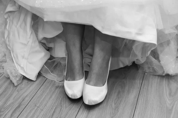 Primer Plano Una Novia Con Zapatos Blancos Escala Grises — Foto de Stock