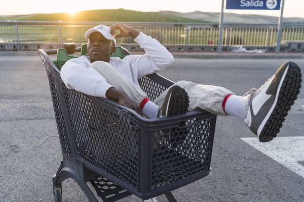 Primer Plano Joven Negro Sentado Las Compras Aire Libre — Foto de Stock