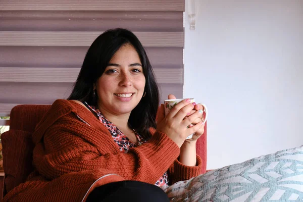 Kanepede Oturup Kahve Içen Spanyol Bir Kadının Yakın Plan Fotoğrafı — Stok fotoğraf