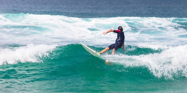 Ein Männlicher Surfer Macht Tricks Die Starken Wellen Des Ozeans — Stockfoto