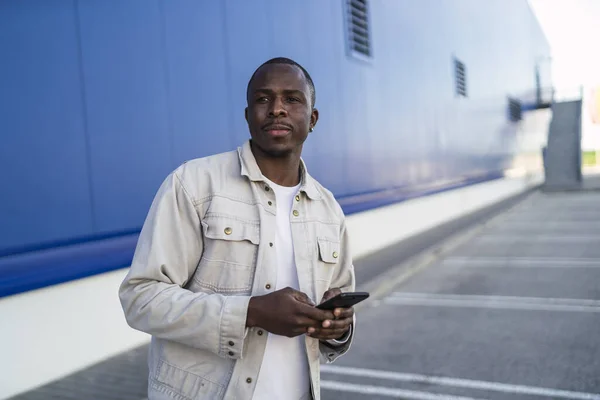 Tiro Perto Homem Negro Segurando Seu Telefone Livre Perto Uma — Fotografia de Stock