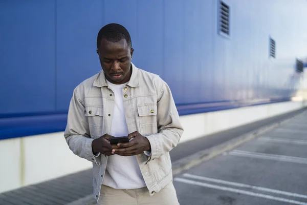 Een Close Foto Van Een Zwarte Man Sms Zijn Telefoon — Stockfoto