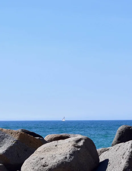 Una Foto Verticale Una Barca Vela Bianca Lontananza Sull Oceano — Foto Stock