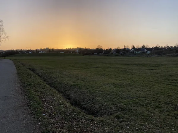 Ein Grasfeld Einer Ländlichen Gegend Bei Sonnenuntergang — Stockfoto