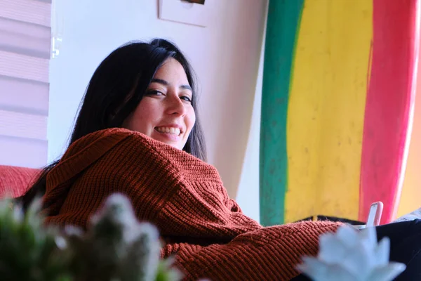 Retrato Uma Mulher Hispânica Alegre Fundo Colorido Cortina — Fotografia de Stock