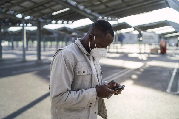 Closeup Shot Black Male Wearing Aholding His Phone Outdoors — Stock Photo, Image