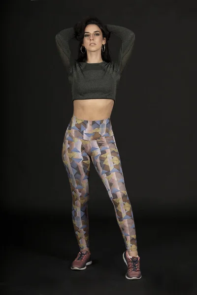 Uma Foto Vertical Uma Jovem Hispânica Posando Com Sportswear Fundo — Fotografia de Stock