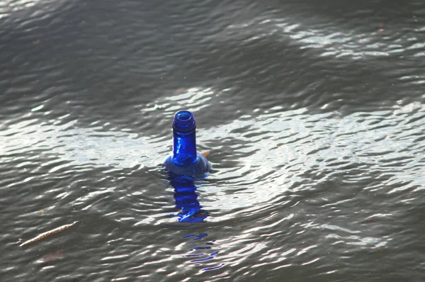 Una Botella Vidrio Azul Flota Main Hacia Altlantic Hay Botella — Foto de Stock