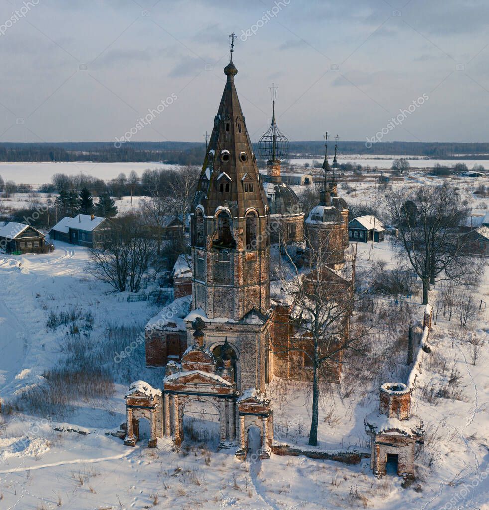 Una toma aérea de La Iglesia de la Resurrección de Cristo en un día