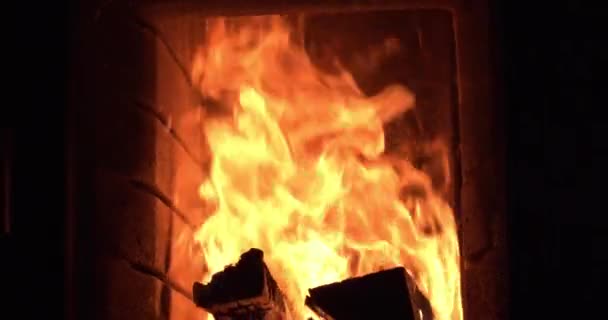 Szekrény fényes lövés száraz fa égő egy kandallóban — Stock videók