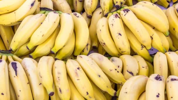 Бананы Спелые Свежие Бананы Крупный План Рынке Фон Вид Сверху — стоковое видео