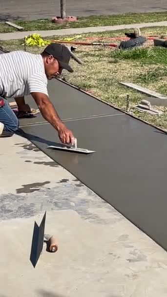 Video Worker Smoothing Out Freshly Poured Cement Using Tools Residential — Stok video