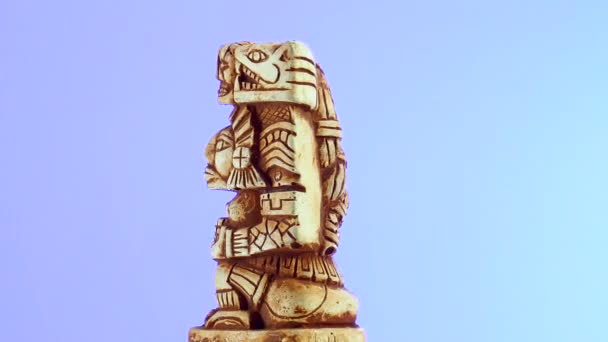 Primer Plano Una Antigua Escultura Maya Bajo Las Luces Sobre — Vídeo de stock