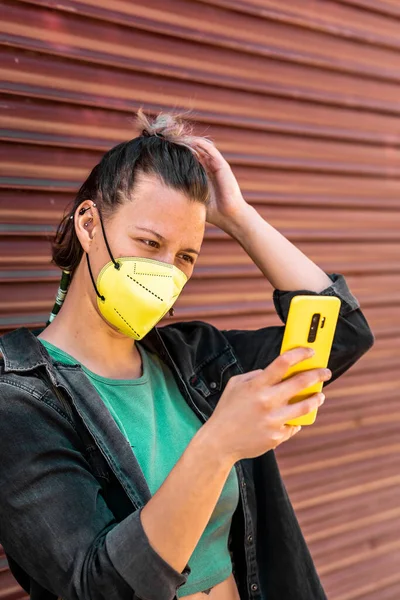 Eine Junge Kaukasische Frau Aus Spanien Mit Gelber Maske Steht — Stockfoto