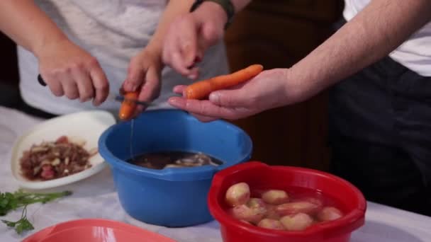 Una Pareja Pelando Zanahorias — Vídeos de Stock