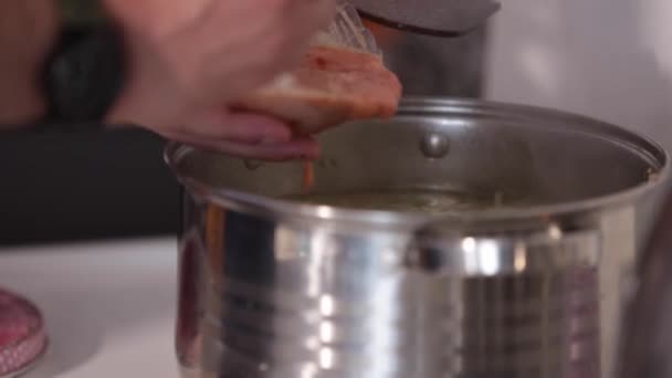 Zbliżenie Człowieka Wylewającego Sos Pomidorowy Garnek — Wideo stockowe