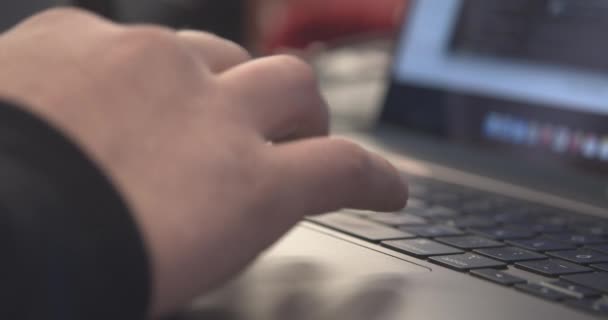 Hand Werken Laptop Toetsenbord Close — Stockvideo