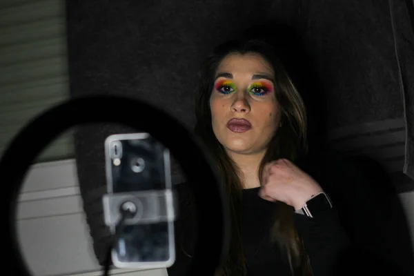Ett Grunt Fokus Spansk Kvinna Med Regnbåge Ögon Makeup Tar — Stockfoto