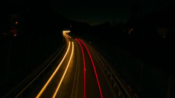 Upływ Czasu Szybko Poruszających Się Samochodów Autostradzie Nocy — Wideo stockowe