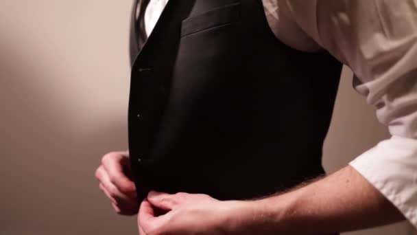 Een Man Knoopt Zijn Vest — Stockvideo