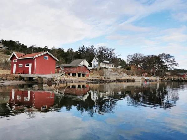 Piękne Ujęcie Zabytkowych Domów Nad Jeziorem Larvik Norwegia — Zdjęcie stockowe