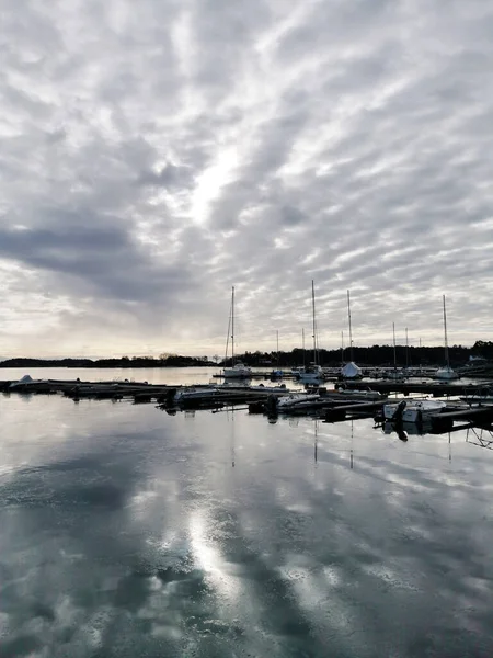 Disparo Vertical Barcos Puerto Bajo Cielo Nublado Noruega — Foto de Stock