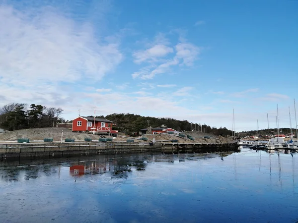 Uma Bela Foto Casas Vintage Perto Lago Larvik Noruega — Fotografia de Stock