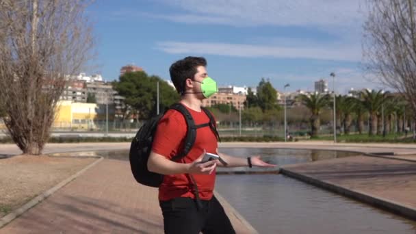 Slow Motion Glad Ung Man Med Facemask Dansar Park Solig — Stockvideo