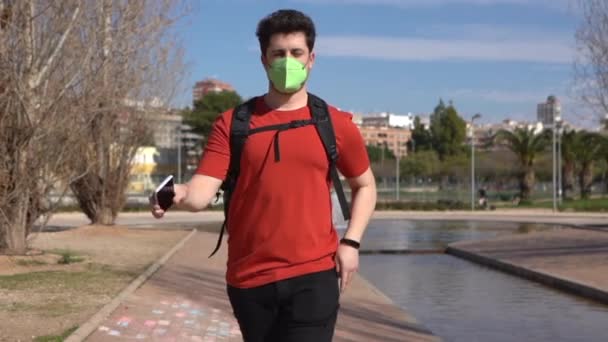 Slow Motion Glad Ung Man Med Facemask Dansar Park Solig — Stockvideo