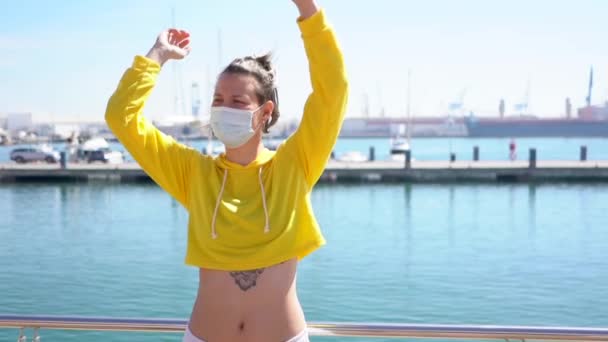 Ung Spansk Flicka Med Skyddande Mask Sträcker Armarna Med Utsikt — Stockvideo