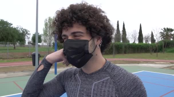 Ung Spansk Man Ler Efter Att Tagit Sig Sin Ansiktsmask — Stockvideo