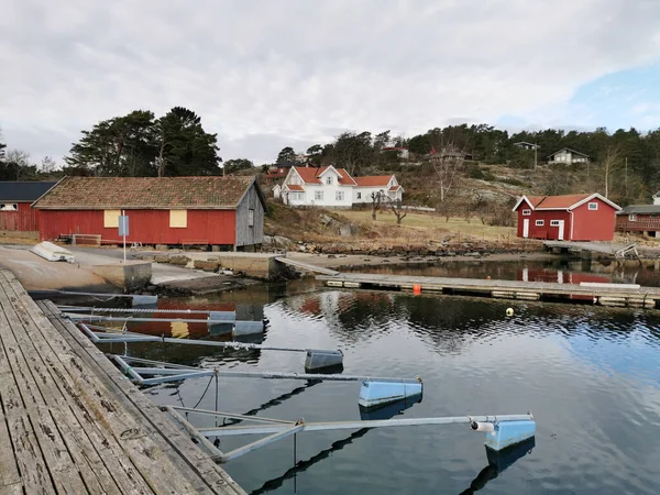 Hermoso Plano Casas Antiguas Cerca Lago Larvik Noruega —  Fotos de Stock