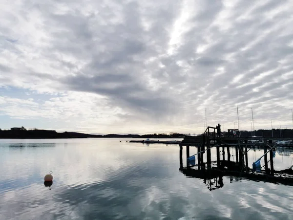 在挪威 在多云的天空下 一艘船在港口拍到了美丽的照片 — 图库照片