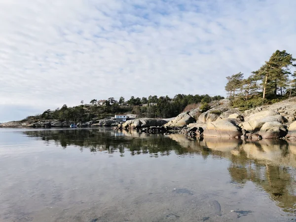 Eine Schöne Aufnahme Von Einem Seeufer Einem Düsteren Tag Larvik — Stockfoto