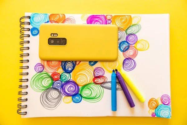 Una Vista Superior Teléfono Móvil Amarillo Moderno Dibujo Espirales Colores — Foto de Stock