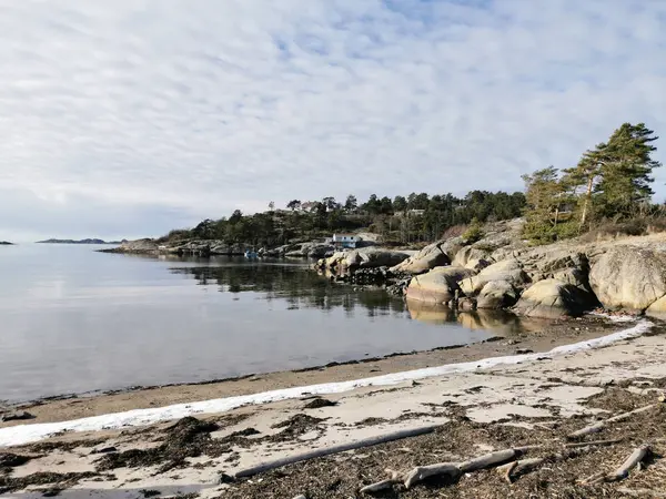 在挪威拉维克的一个阴郁的日子里 一张美丽的湖岸照片 — 图库照片