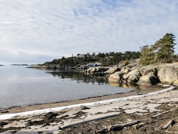 Belo Tiro Uma Margem Lago Dia Sombrio Larvik Noruega — Fotografia de Stock