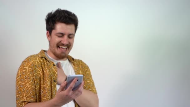 Замедленная Съемка Белого Мужчины Смеющегося Над Телефоном Студии Снятой — стоковое видео