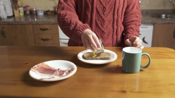 Close Mãos Femininas Fazendo Sanduíche Com Presunto Uma Cozinha — Vídeo de Stock