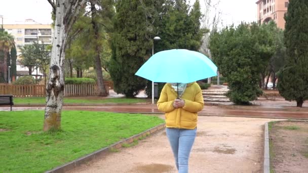 Slow Motion Spanish Woman Umbrella Facemask Walking Park Rain Shot — ストック動画