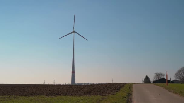 Éolienne Sur Champ Vert Sur Fond Ciel Bleu Nuages — Video