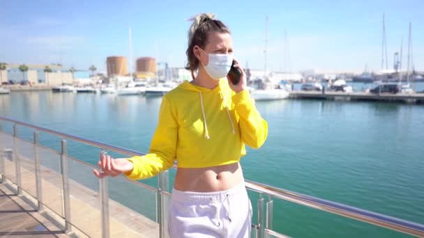Långsam Rörelse Ung Frustrerad Spansk Kvinna Klädd Sportkläder Och Facemask — Stockvideo