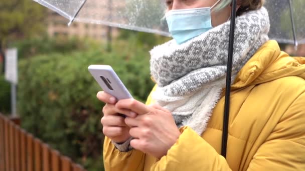 Primer Plano Cámara Lenta Una Mujer Española Escribiendo Teléfono Mientras — Vídeos de Stock