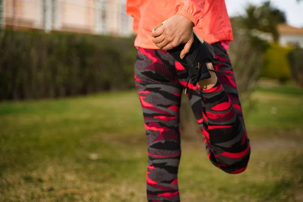 Aktive Frau Sportkleidung Dehnt Sich Nach Dem Training Gras — Stockfoto