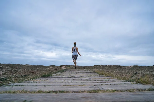 Mujer Activa Reconocida Que Usa Ropa Deportiva Corriendo Entorno Natural — Foto de Stock
